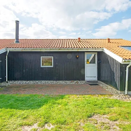 8 Person In Harboore-by Traum